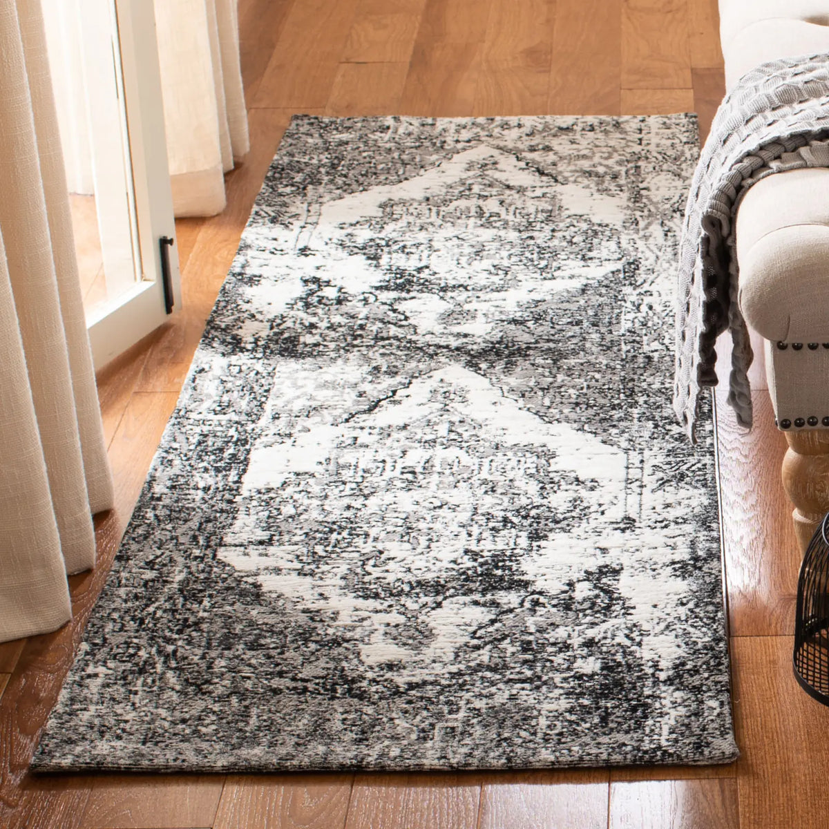 Safavieh Classic Vintage 2'-3" x 8'-0" Rug in Grey / Ivory