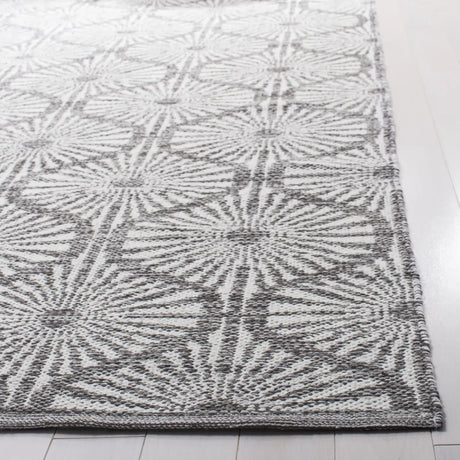 Safavieh Montauk 5'-0" x 8'-0" Rug in Charcoal / Ivory