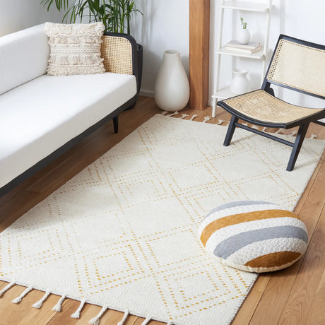 Safavieh Casablanca 4'-0" x 6'-0" Rug in Ivory / Gold