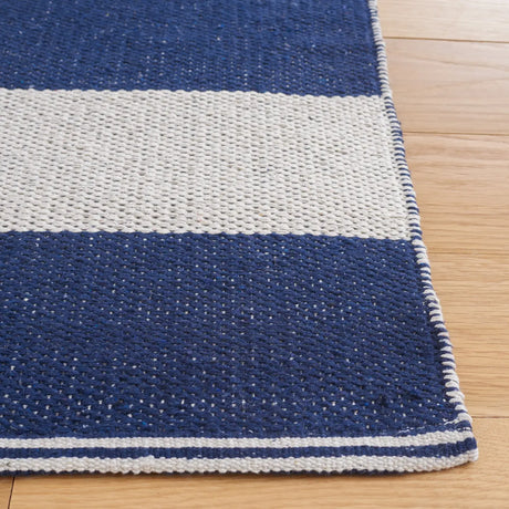 Safavieh Montauk 4'-0" x 6'-0" Rug in Navy / Ivory