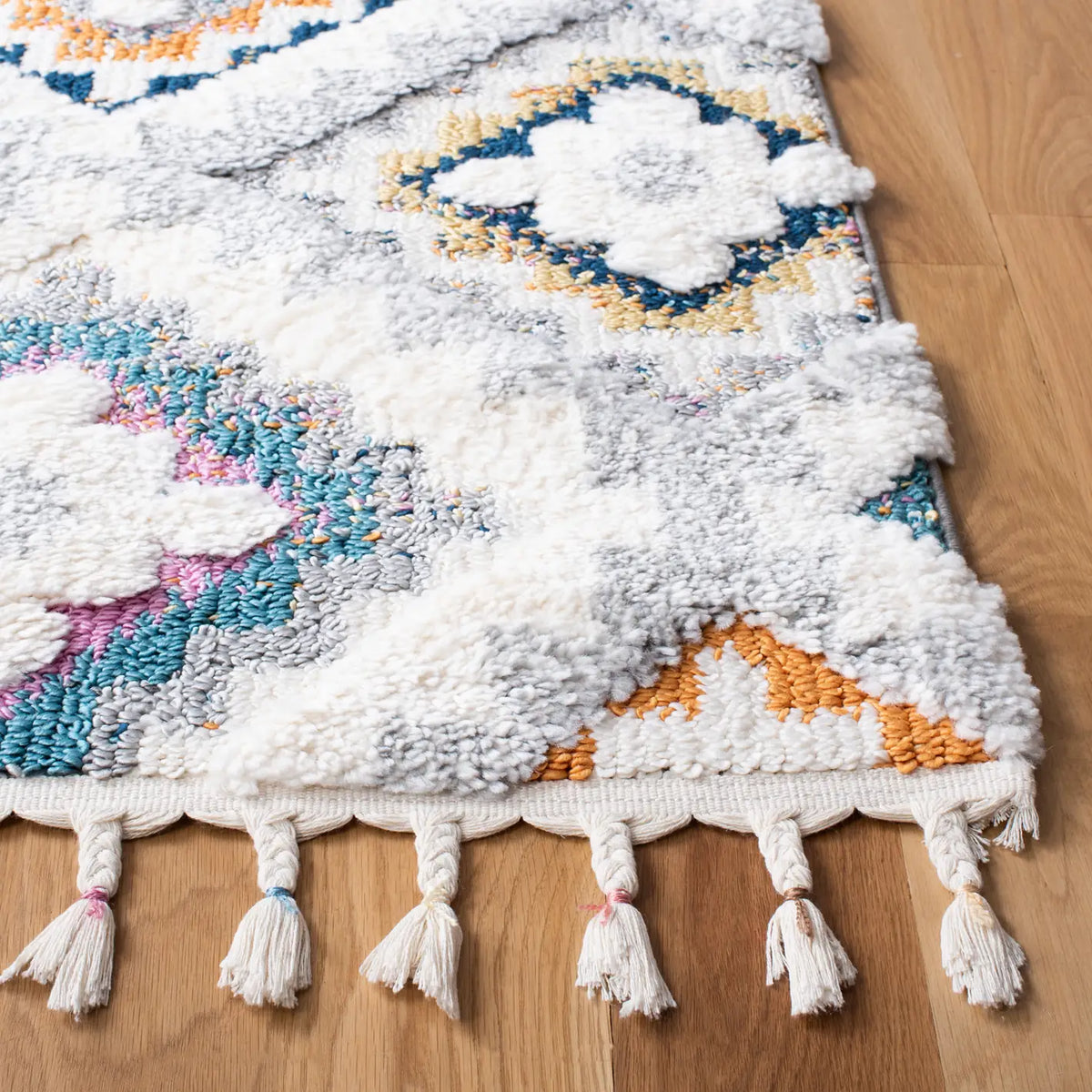 Safavieh Moroccan Fringe Shag 4'-0" x 6'-0" Rug in Grey / Ivory
