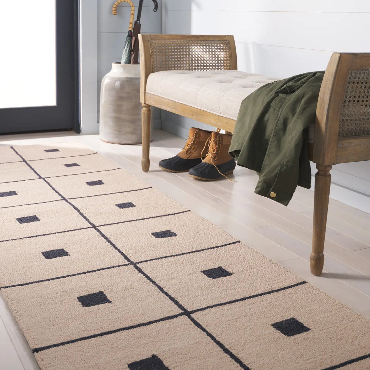 Safavieh Martha Stewart 300 2'-3" x 8'-0" Rug in Beige / Black