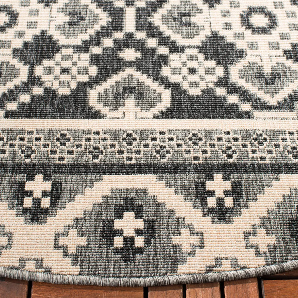 Safavieh Veranda 6'-7" x 6'-7" Rug in Grey / Beige