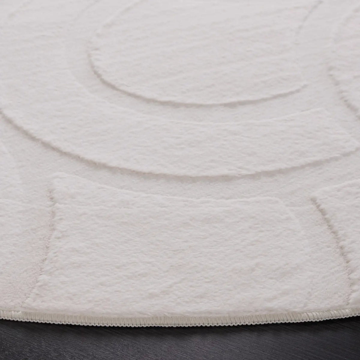 Safavieh Faux Rabbit Fur  800 6'-0" x 6'-0" Rug in Ivory