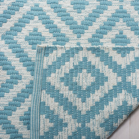 Safavieh Montauk 5'-0" x 8'-0" Rug in Light Blue / Ivory