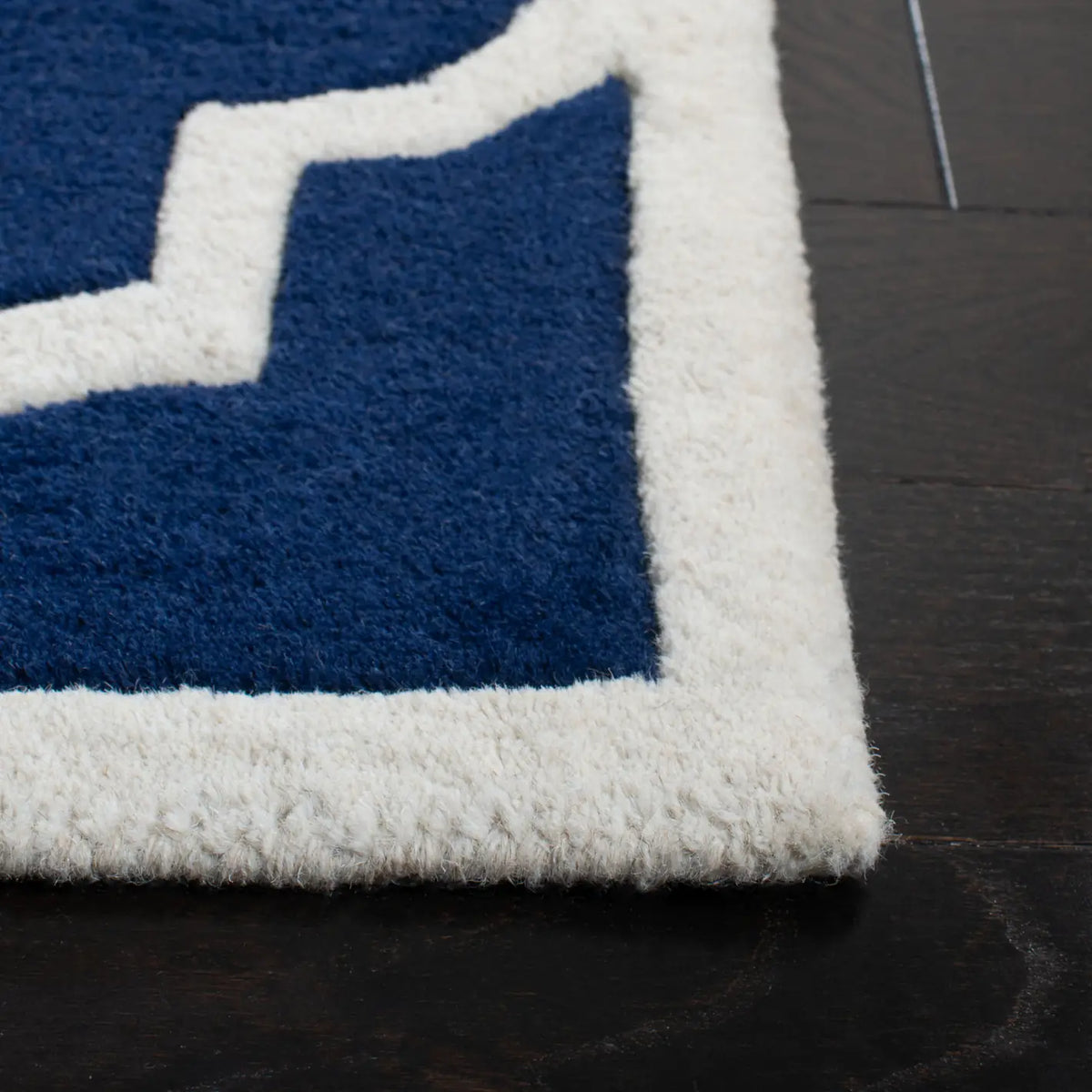 Safavieh Chatham 5'-0" x 8'-0" Rug in Dark Blue / Ivory