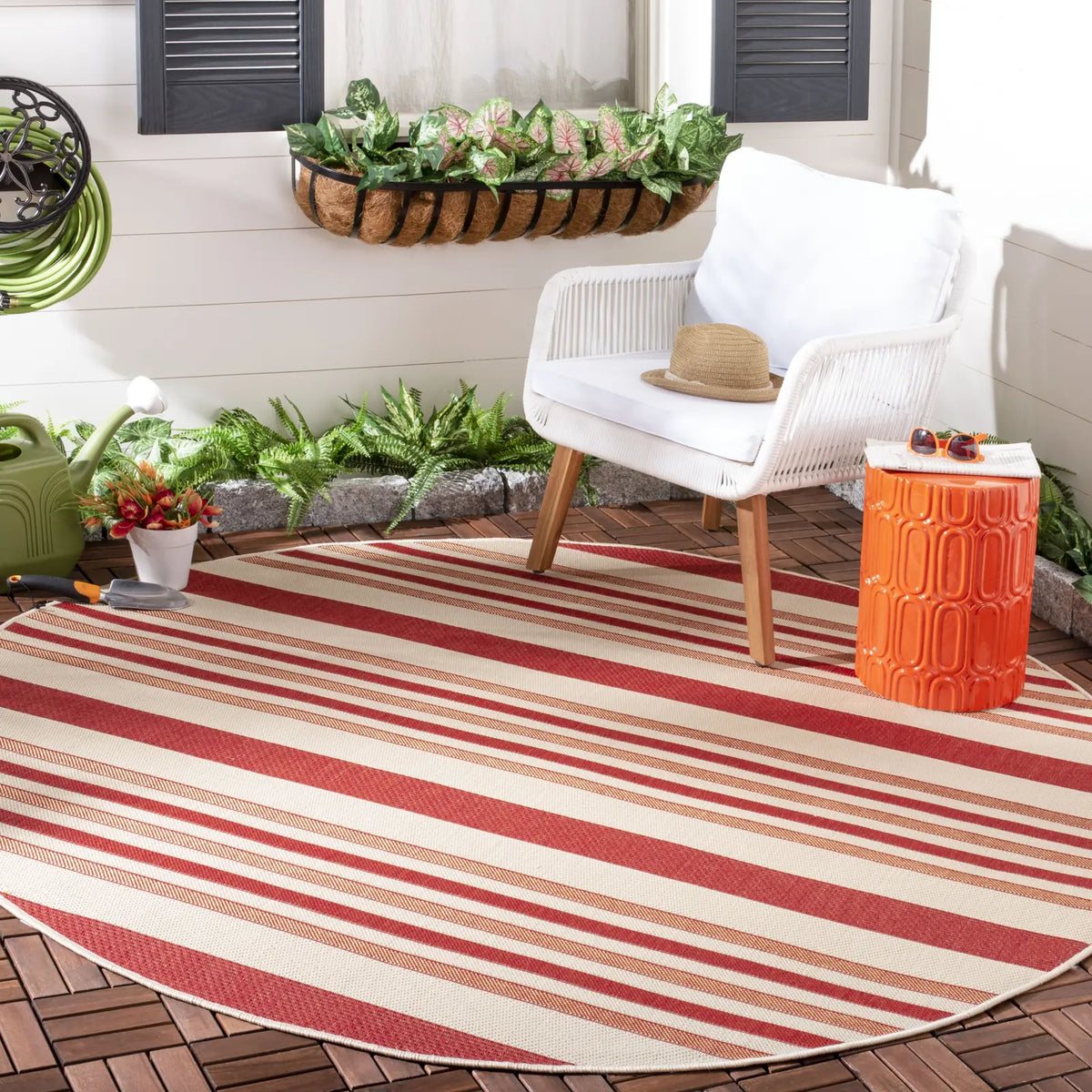 Safavieh Courtyard 6'-7" x 6'-7" Rug in Beige / Red