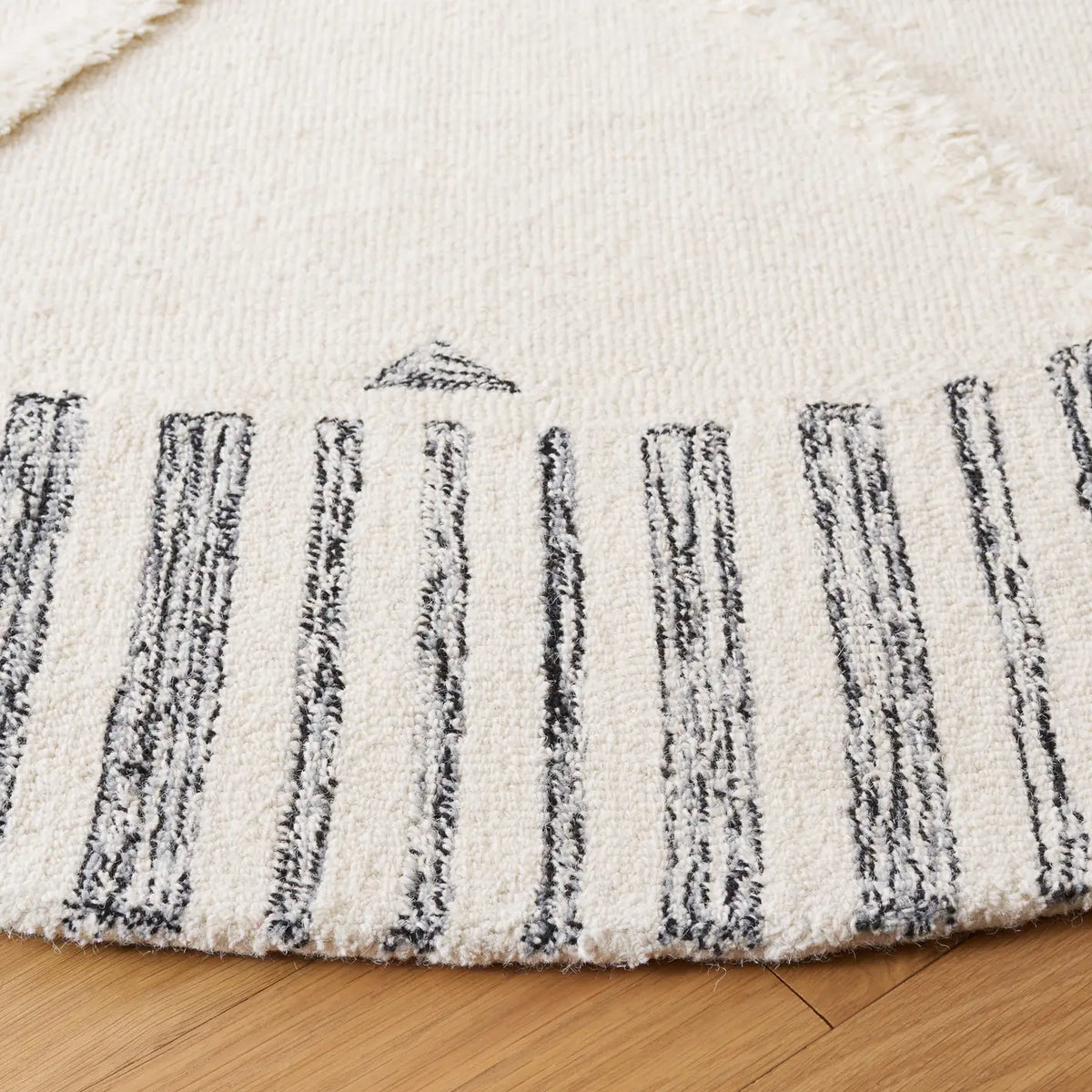 Safavieh Casablanca 6'-0" x 6'-0" Rug in Ivory / Black