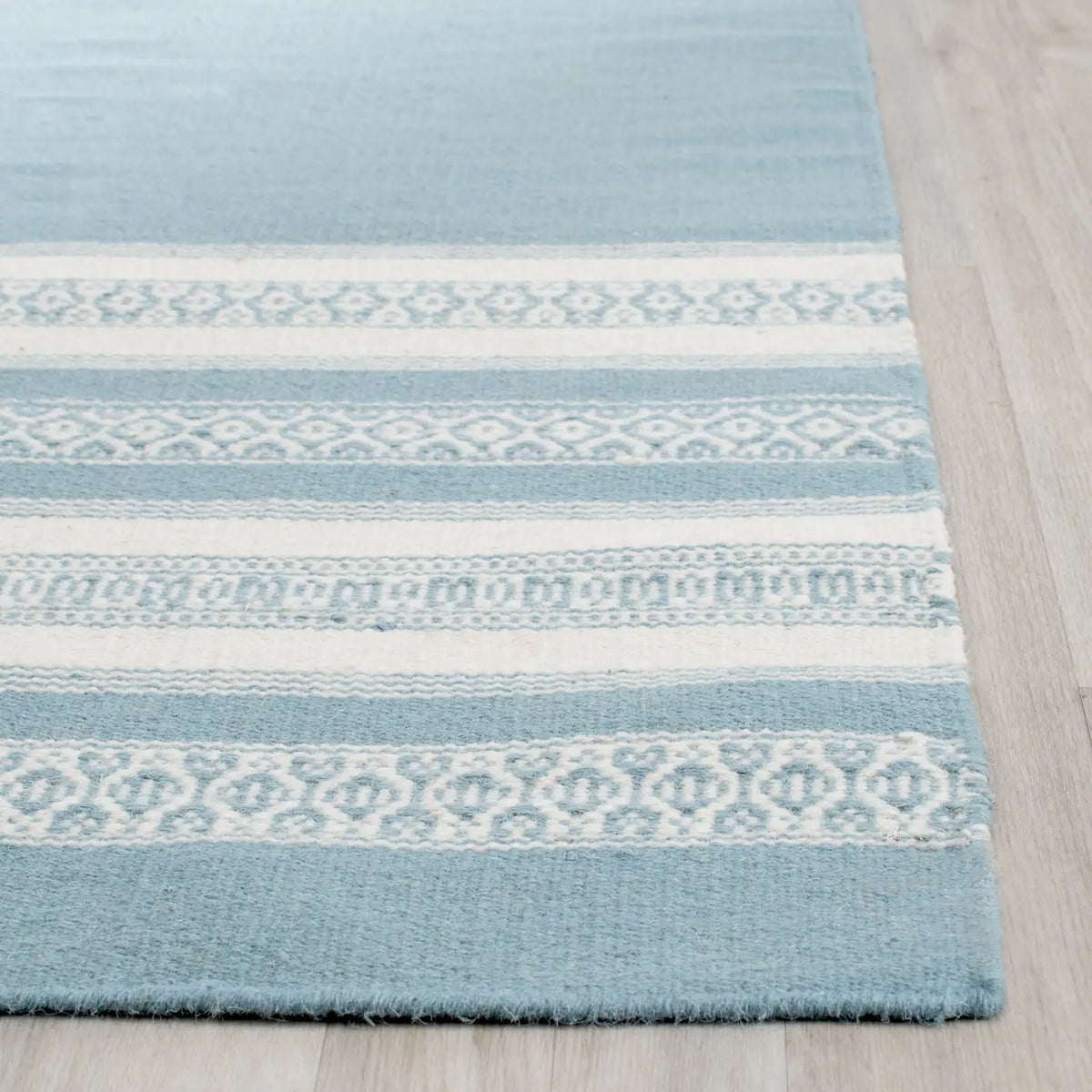 Safavieh Dhurries 5'-0" x 8'-0" Rug in Turquoise
