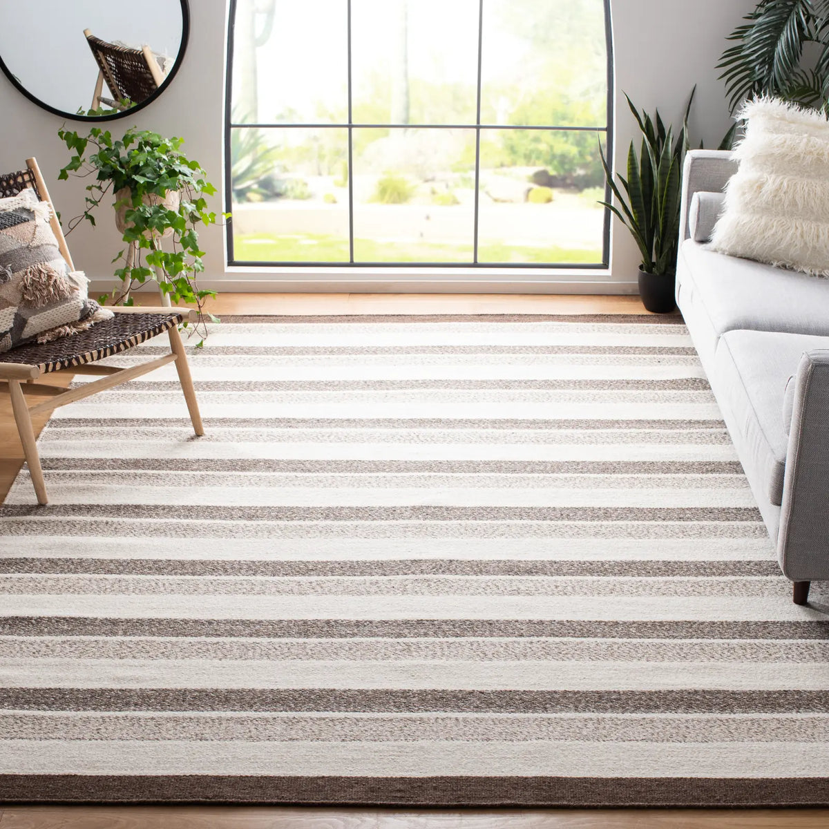 Safavieh Kilim 8'-0" x 10'-0" Rug in Ivory / Brown