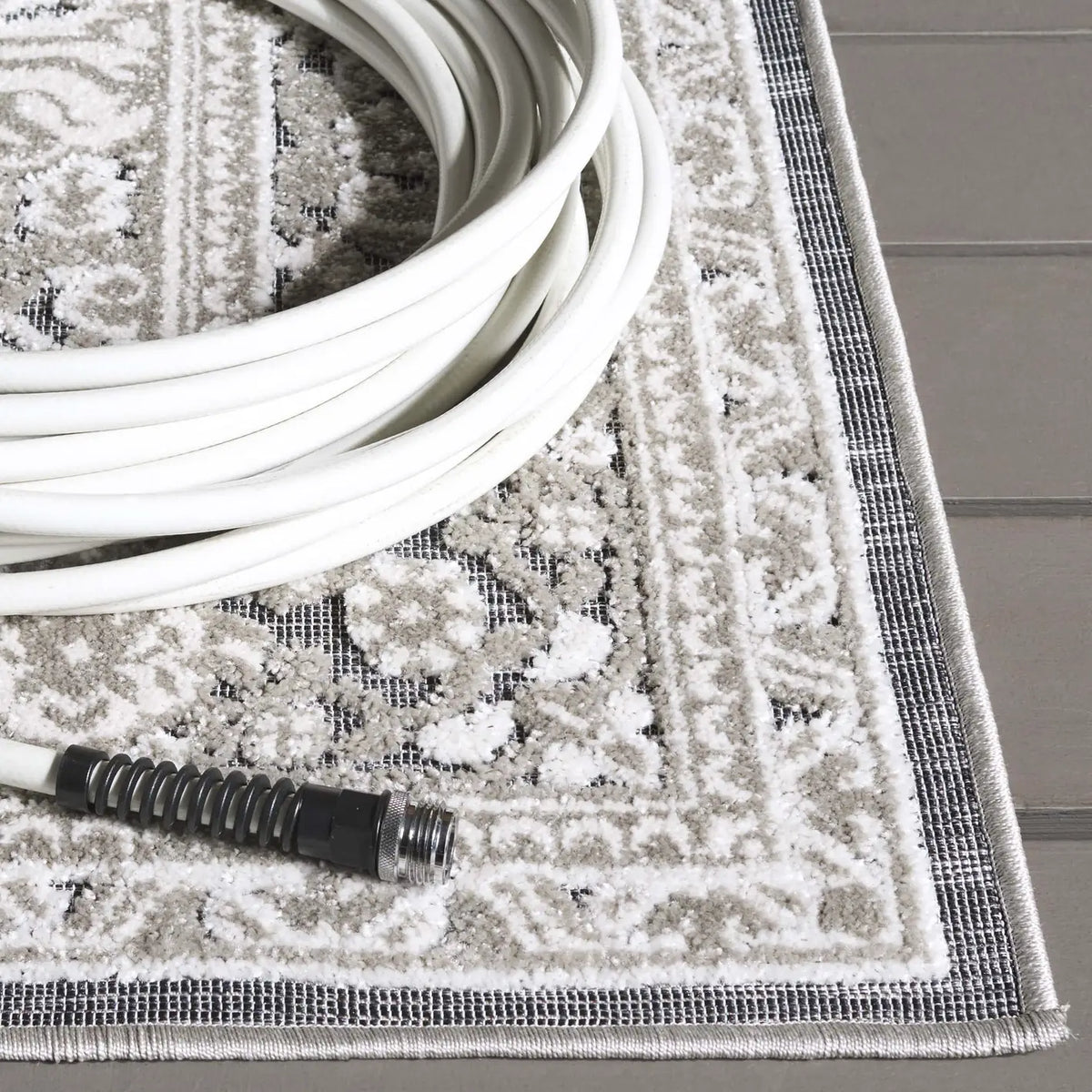 Safavieh Cabana 4'-0" x 6'-0" Rug in Grey / Ivory