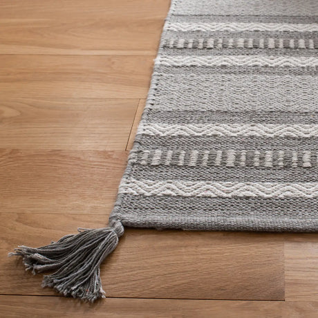 Safavieh Montauk 6'-0" x 9'-0" Rug in Grey / Ivory