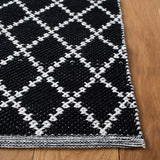 Safavieh Montauk 4'-0" x 6'-0" Rug in Black / Ivory
