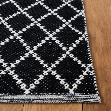 Safavieh Montauk 4'-0" x 6'-0" Rug in Black / Ivory