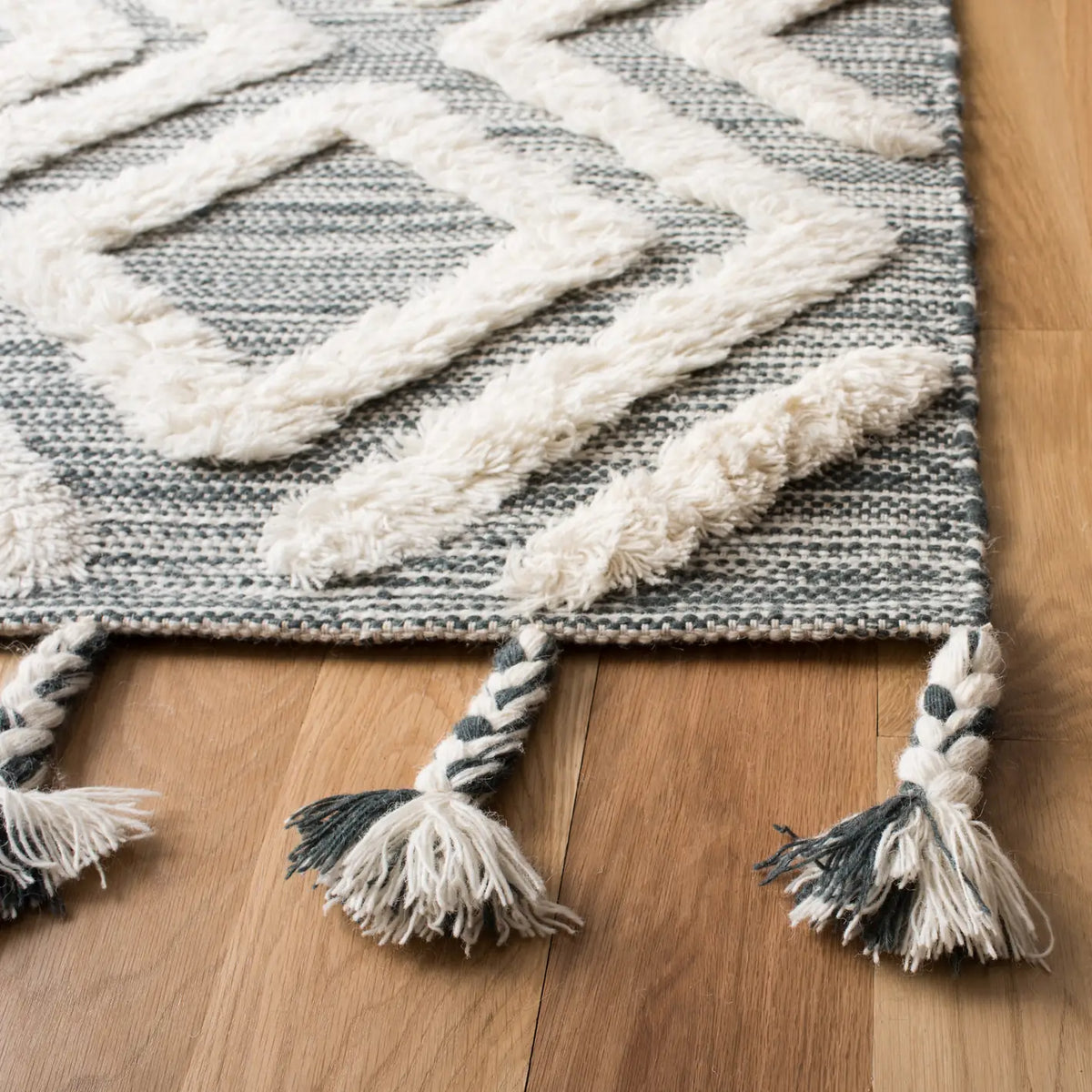 Safavieh Kenya 4'-0" x 6'-0" Rug in Teal / Ivory