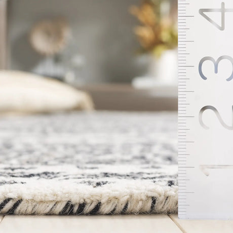 Safavieh Micro-Loop 4'-0" x 6'-0" Rug in Black / Ivory