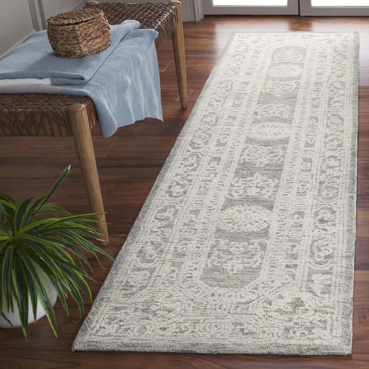 Safavieh Ebony 2'-3" x 9'-0" Rug in Ivory / Grey