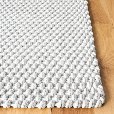 Safavieh Salem 4'-0" x 6'-0" Rug in Grey / Ivory