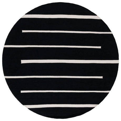 Safavieh Montauk 6'-0" x 6'-0" Rug in Black / Ivory