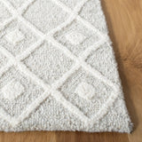 Safavieh Blossom 5'-0" x 8'-0" Rug in Silver / Ivory