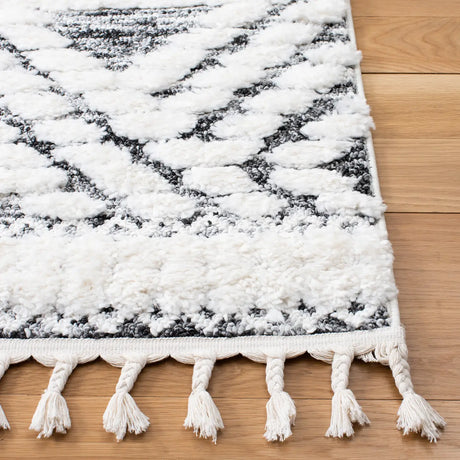 Safavieh Moroccan Tassel Shag 4'-0" x 6'-0" Rug in Ivory / Grey