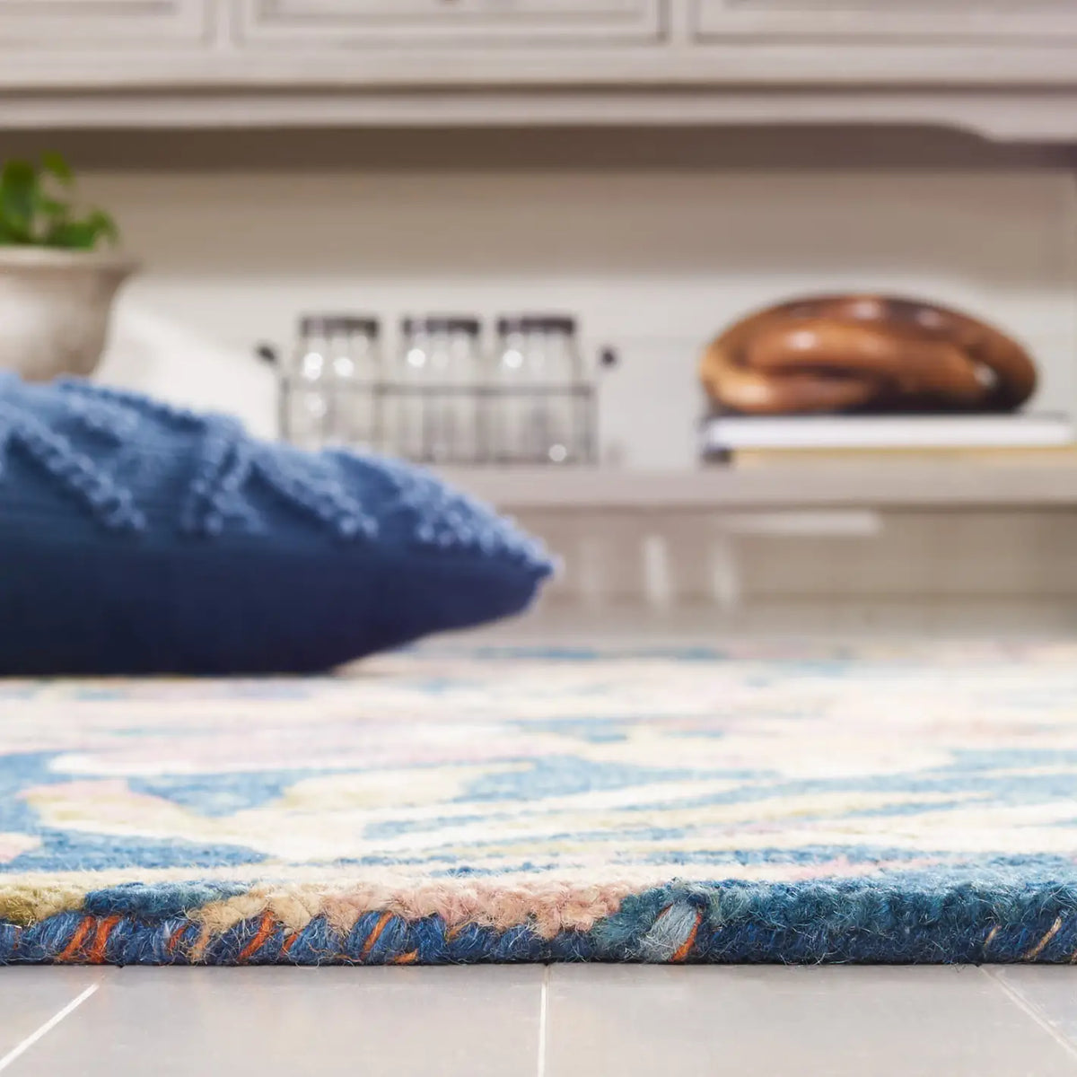 Safavieh Blossom 4'-0" x 6'-0" Rug in Blue / Plum