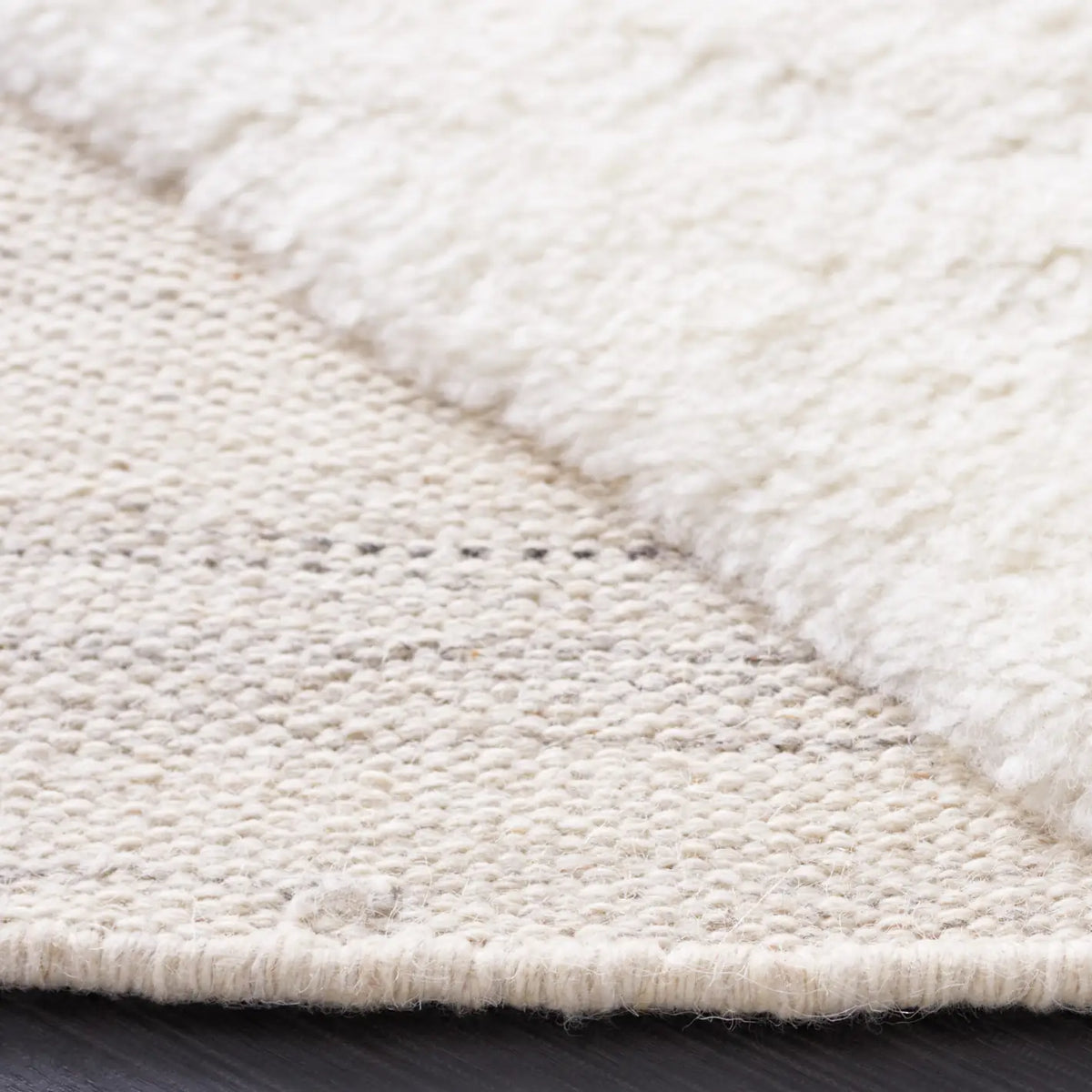 Safavieh Manhattan 6'-0" x 6'-0" Rug in Ivory / Beige