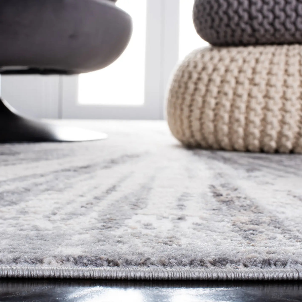 Safavieh Amelia 4'-5" x 6'-5" Rug in Grey / Gold