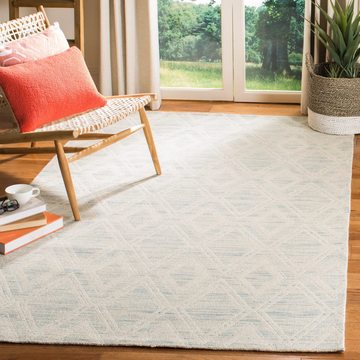 Safavieh Marbella 5'-0" x 8'-0" Rug in Light Blue / Ivory