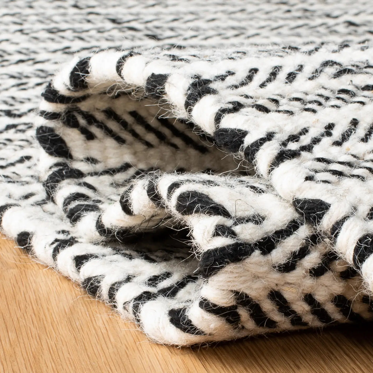 Safavieh Vermont 4'-0" x 6'-0" Rug in Black / Ivory