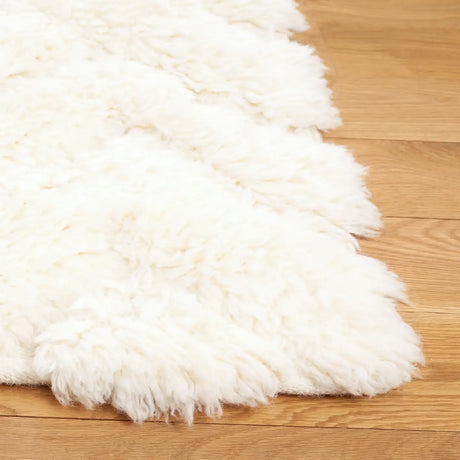 Safavieh Casablanca 4'-0" x 6'-0" Rug in Ivory