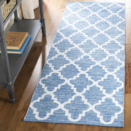 Safavieh Montauk 2'-3" x 7'-0" Rug in Blue / Ivory