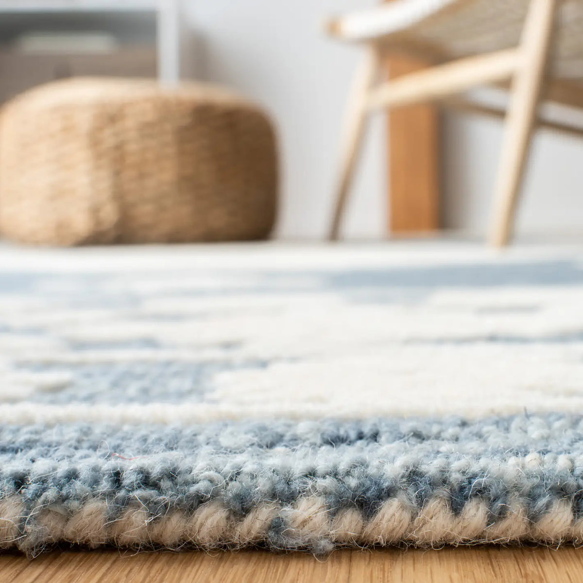 Safavieh Aspen 4'-0" x 6'-0" Rug in Navy / Ivory