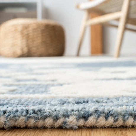 Safavieh Aspen 4'-0" x 6'-0" Rug in Navy / Ivory