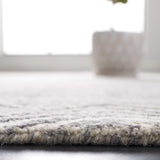 Safavieh Metro 4'-0" x 6'-0" Rug in Silver