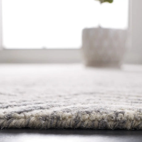 Safavieh Metro 4'-0" x 6'-0" Rug in Silver