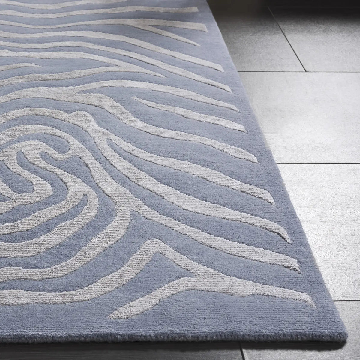 Safavieh Tibetan 6'-0" x 9'-0" Rug in Silver
