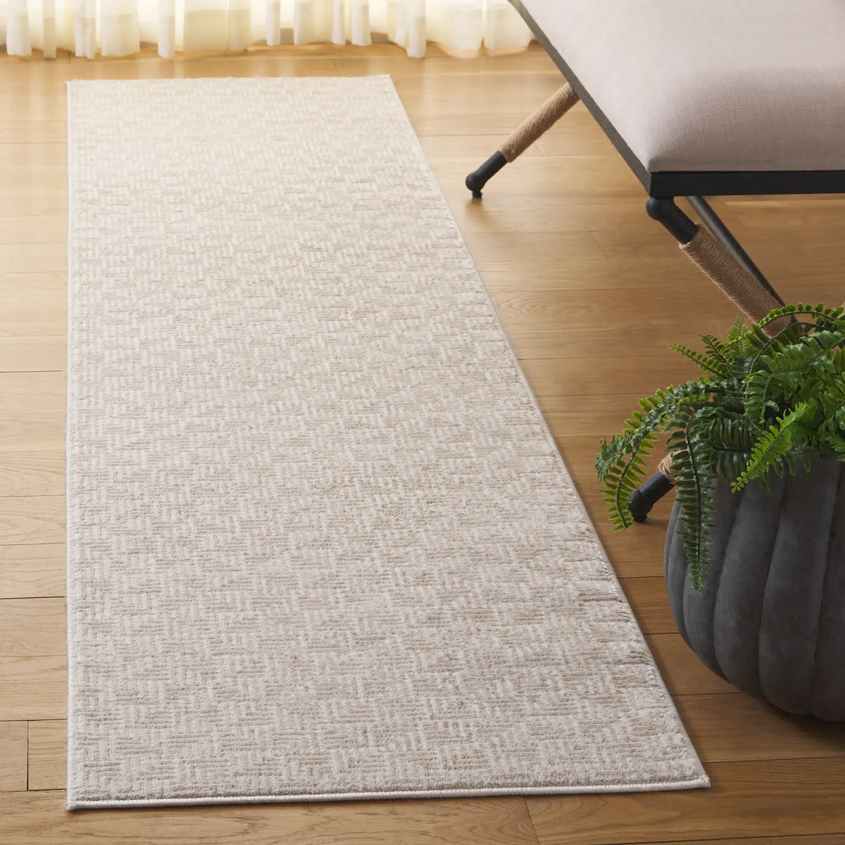 Safavieh Hanna 2'-0" x 8'-0" Rug in Beige / Ivory
