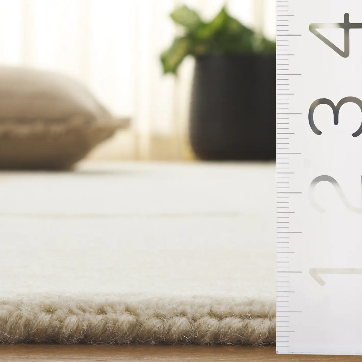 Safavieh Mykonos 4'-0" x 6'-0" Rug in Ivory