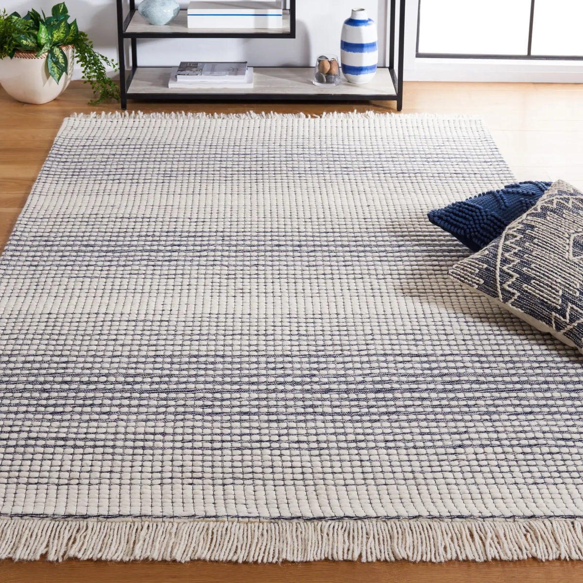 Safavieh Marbella 4'-0" x 6'-0" Rug in Ivory / Navy