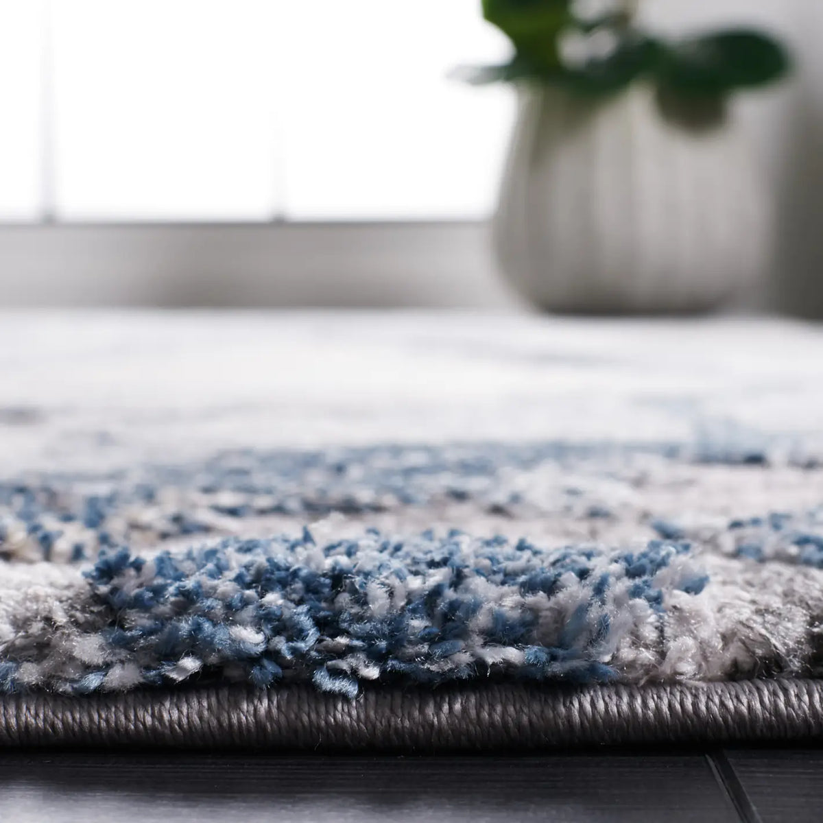 Safavieh Cyrus Shag 4'-5" x 6'-5" Rug in Ivory / Blue