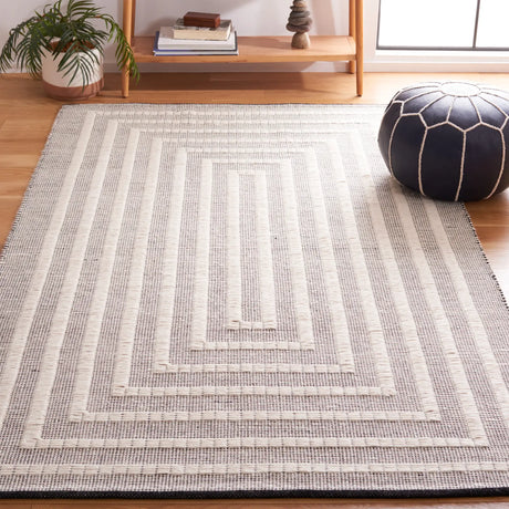 Safavieh Natura 4'-0" x 6'-0" Rug in Black / Ivory