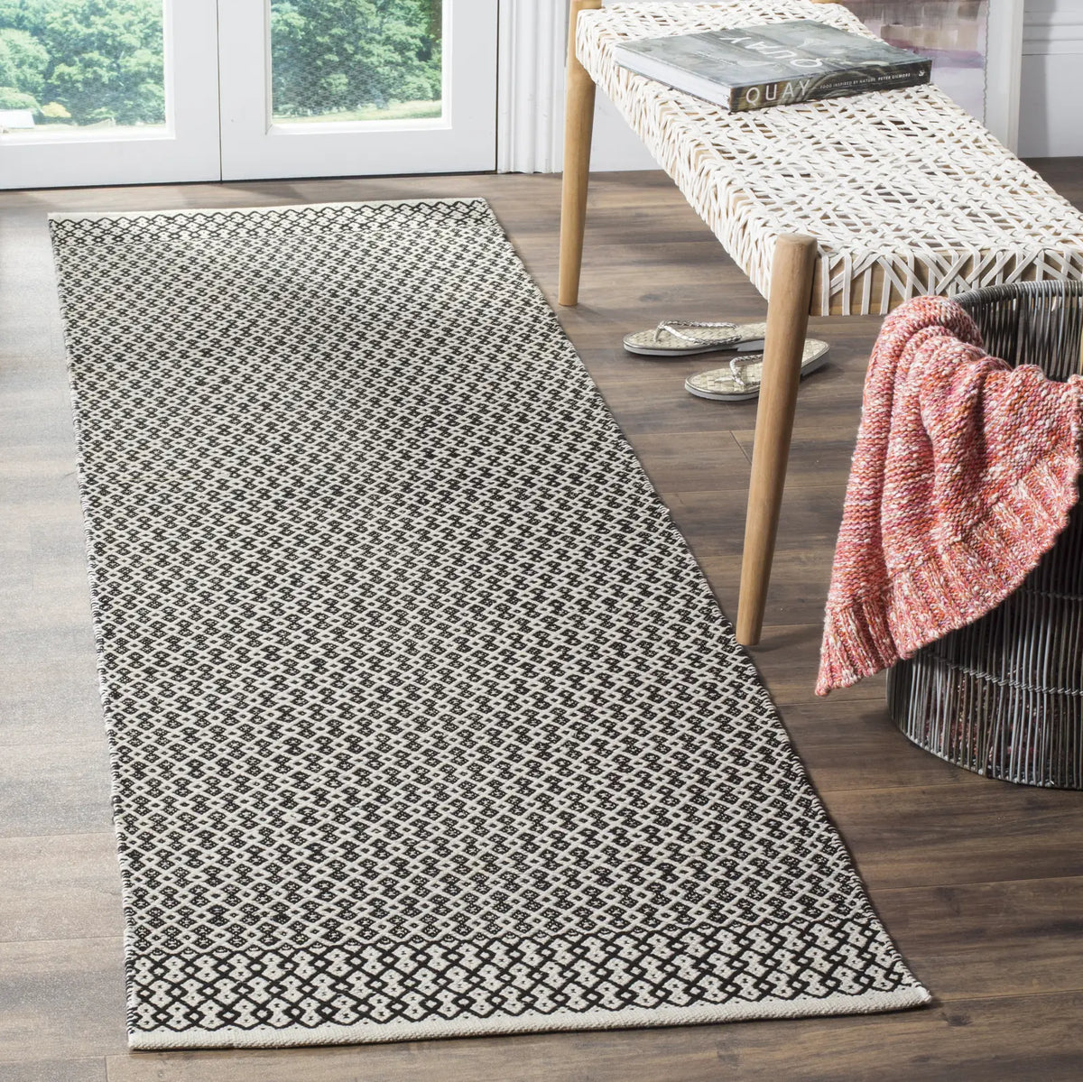 Safavieh Montauk 2'-3" x 10'-0" Rug in Ivory / Black