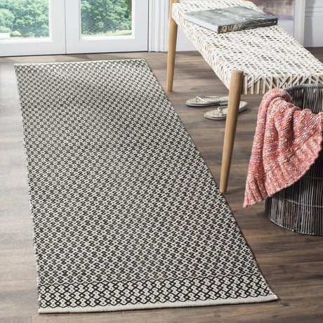 Safavieh Montauk 2'-3" x 10'-0" Rug in Ivory / Black
