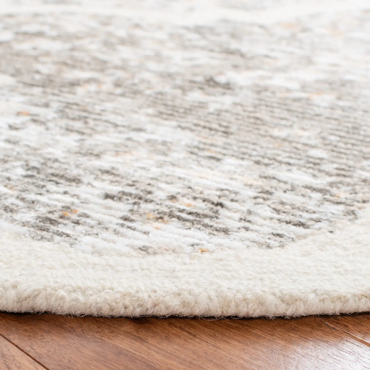 Safavieh Artistry 600 7'-0" x 7'-0" Rug in Ivory / Gold
