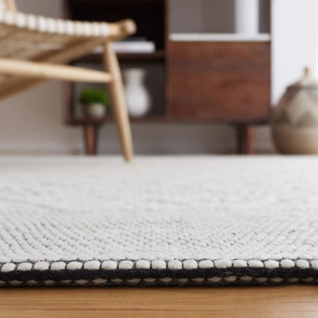 Safavieh Vermont 4'-0" x 6'-0" Rug in Ivory / Black