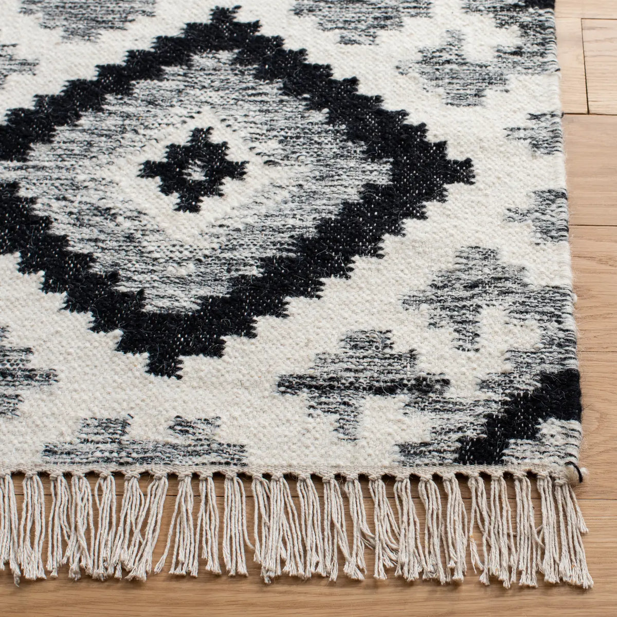 Safavieh Kilim 4'-0" x 6'-0" Rug in Ivory / Black