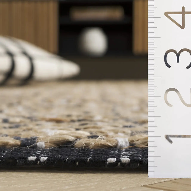 Safavieh Natural Fiber 4'-0" x 6'-0" Rug in Natural / Black