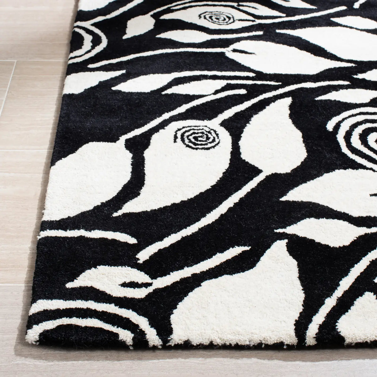 Safavieh Soho 3'-6" x 5'-6" Rug in Black / Ivory