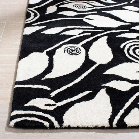 Safavieh Soho 3'-6" x 5'-6" Rug in Black / Ivory